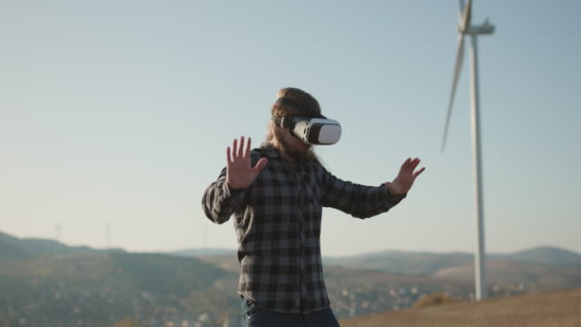 Mann-mit-Virtual-Reality-Brille.-Virtual-Reality-Spiel.-Mann-arbeitet-mit-modernen-VR-Brillen.-Bearded-Mann-verwendet-VR-Headset-Display-mit-Kopfhörern-für-Virtual-Reality-Spiel.