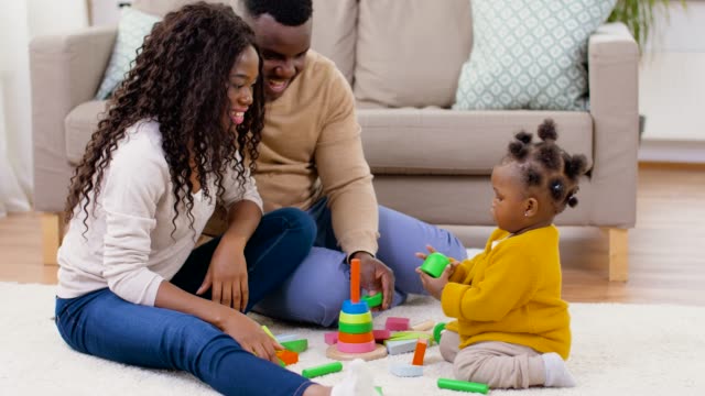 familia-africana-jugando-con-la-hija-en-casa