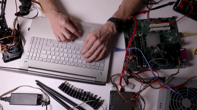 Elektroniker-arbeiten---Testen-und-Konfigurieren-von-Computerhardware