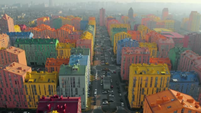 Smog-in-der-Stadt-mit-farbigen-Gebäuden
