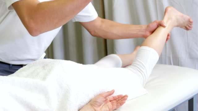Physiotherapeuten,-die-eine-Frau-hip-Massage-verleiht