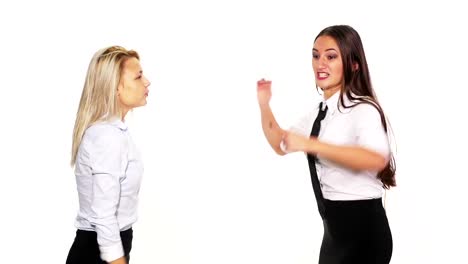 Dos-mujeres-discutiendo-y-meterse-en-una-pelea