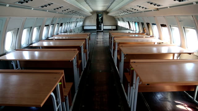 Innenraum-der-alten-Verkehrsflugzeug-mit-Schreibtischen