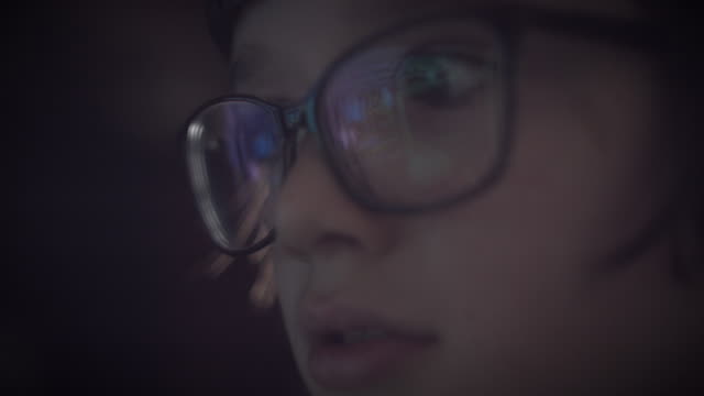 Close-up-de-4K-juego-reflejo-en-gafas-de-ojos-de-un-niño