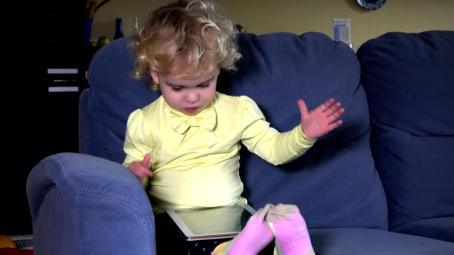 Kleinen-Kind-Schrei-wenn-Mutter-Hand-wegnehmen-Tablet-Computer.-Computer-sucht