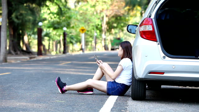 Woman-have-car-trouble-calling-for-help