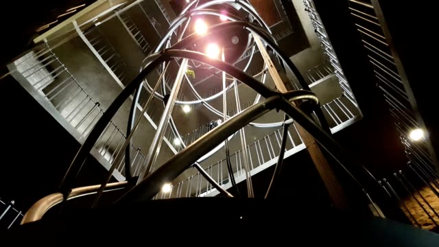 Futurista-ascensor-en-Praga,-como-algunos-UFO-aterrizando-en-la-superficie-de-la-tierra