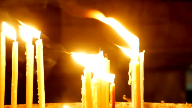 Brennende-Kerzen-in-Heilig-Grab-Kirche