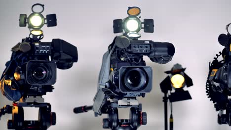 Professionelle-Videokameras-mit-professionellen-externen-Mikrofonen.