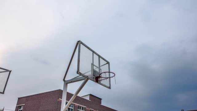 Un-aro-de-baloncesto-en-la-escuela-en-asia-con-el-fondo-nublado-timelapse