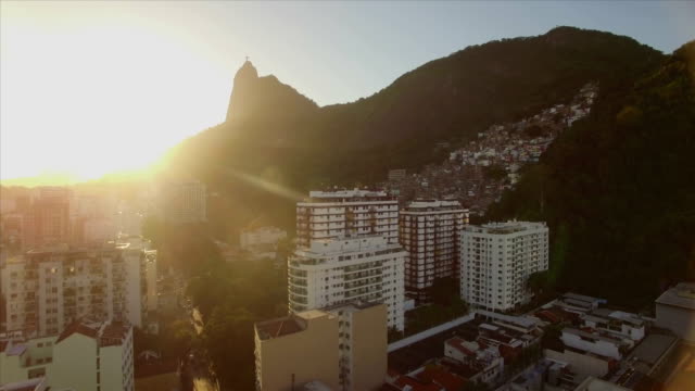Rio-De-Janeiro-Antenne:-Umstieg-auf-Christus-der-Erlöser-Statue-Gebäude-mit-Berg-Favela-im-Vordergrund