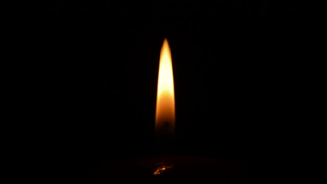 Kerzenlicht-im-schwarzen-Hintergrund