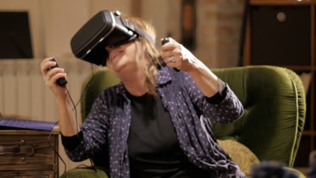 Mujer-madura-jugando-con-casco-de-realidad-virtual-en-la-casa-inteligente