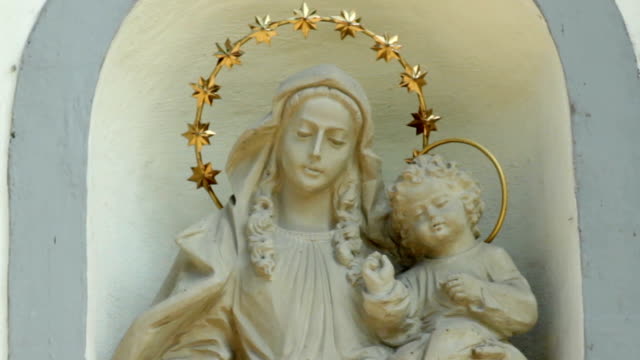Skulptur-der-Madonna-mit-Kind