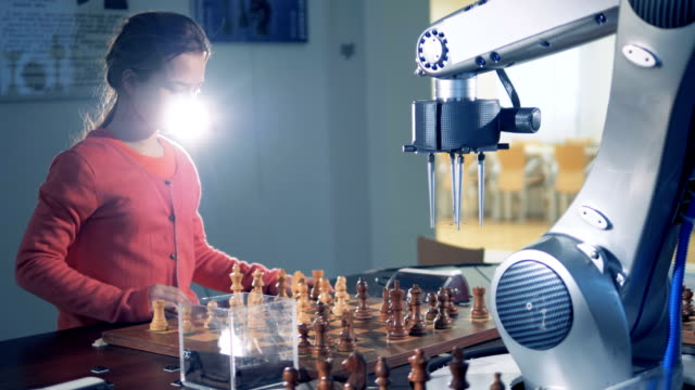 Niña-inteligente-y-brazo-robótico-jugando-al-ajedrez-en-la-escuela.