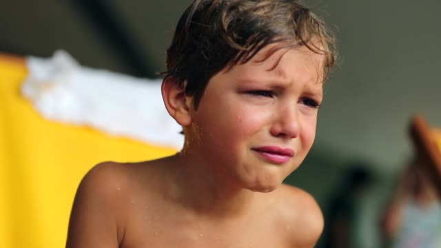 Weinende-Kind-mit-einem-traurigen-Blick-auf-seinem-Gesicht
