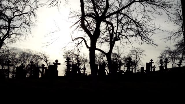 Halloween-Hintergrund.-Alter-Friedhof-mit-alten-Kreuze-bei-Sonnenuntergang