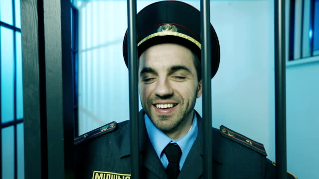 Porträt-eines-Polizisten-in-einer-Gefängniszelle.