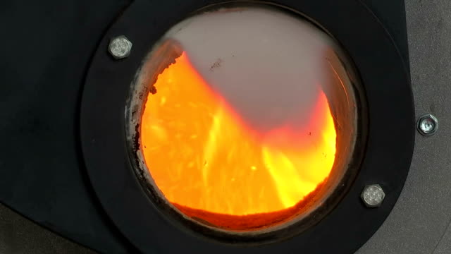 Feuer-im-Kaminofen-für-die-Verbrennung-von-Biomasse