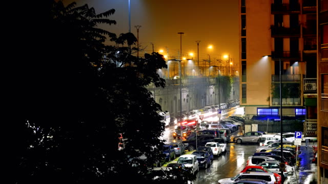Nacht-Zeitraffer-des-Verkehrs-während-der-Regen-in-der-Stadt
