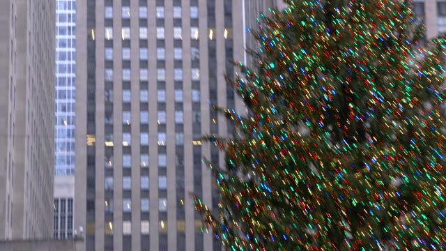 Video-von-den-Weihnachtsbaum-im-Rockefeller-Center-mit-großen-Gruppen-von-Touristen-schwenken