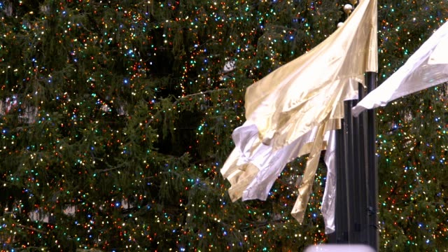 Nahaufnahme-Detail-Video-der-Flaggen-Weihnachten-unterm-Weihnachtsbaum-im-Rockefeller-Center