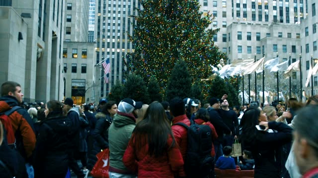 Paneo-de-Video-del-árbol-de-Navidad-en-Rockefeller-Center-con-grandes-grupos-de-turistas