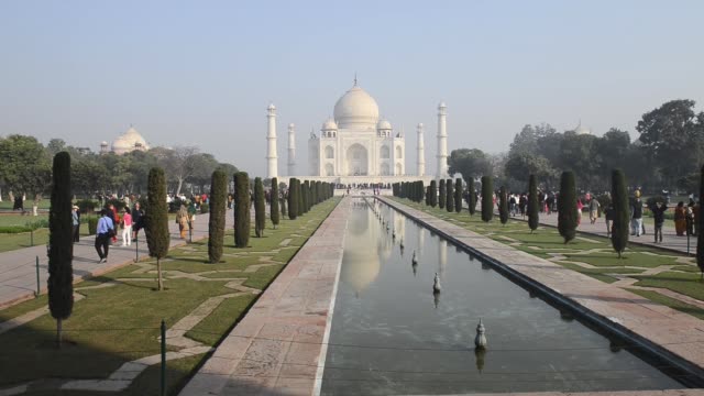 Indien---Februar-2018:-Die-Ansicht-des-Taj-Mahal-bei-Sonnenaufgang,-Agra.
