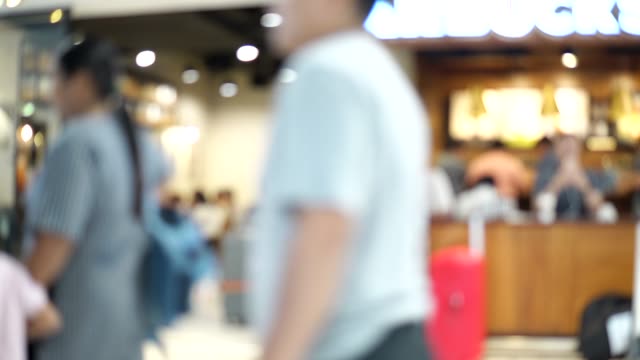 Blurred-footage-of-coffee-shop-with-people-drinking-coffee.-4K-video-with-defocused-effect.