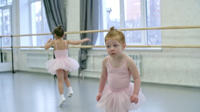 Kleine-Mädchen-im-Tanzstudio
