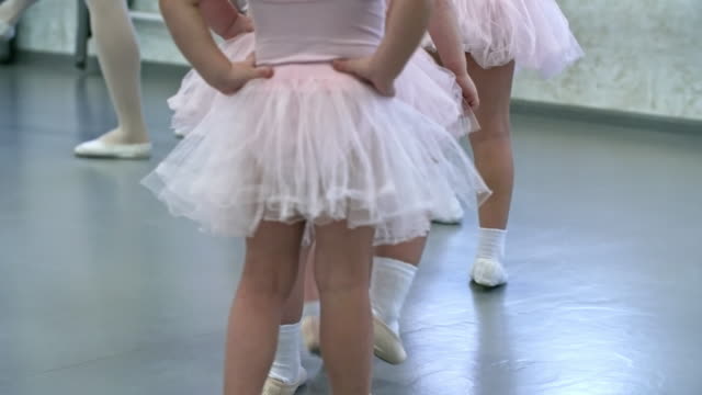 Kleine-Mädchen-Bein-Übungen