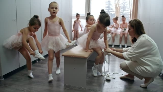 Mädchen-Ankleiden-für-Ballett-Klasse