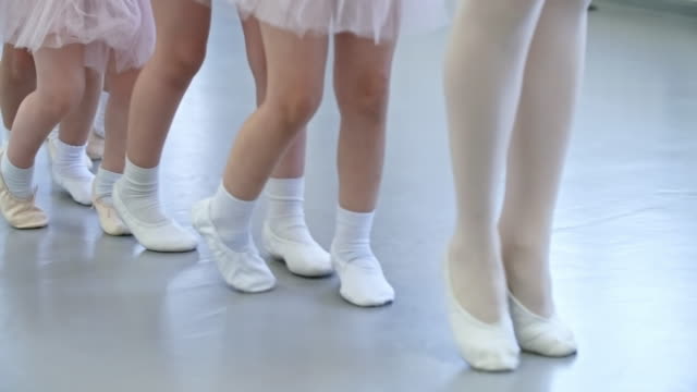 Pequeños-bailarines-de-Ballet,-caminar-de-puntillas
