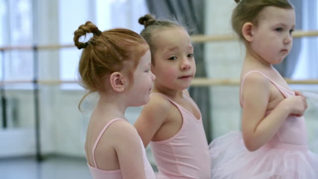 Kleine-Mädchen-in-Ballett-Kleidung