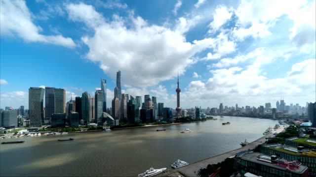 Lapso-de-tiempo-del-horizonte-de-Shanghai-y-paisaje-con-cielo-nublado