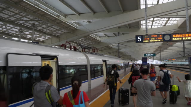 Zhuhai-Stadt-Bahnhof-überfüllt-Plattform-Slow-Motion-Panorama-4k-china