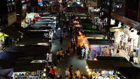 Lapso-de-tiempo-del-bullicioso-mercado-de-la-calle-con-los-peatones-de-Mong-Kok-en-la-noche-en-Hong-Kong.