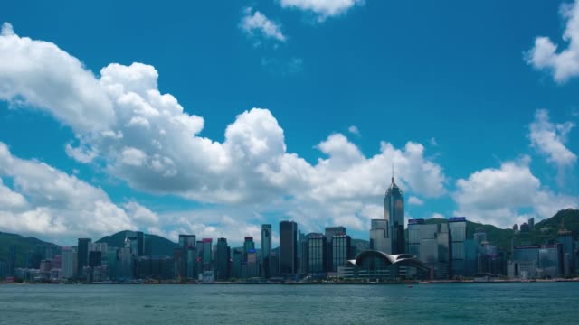 Tiempo-lapso-de-Hong-Kong-Puerto-de-Victoria-y-fondo-de-cielo-azul