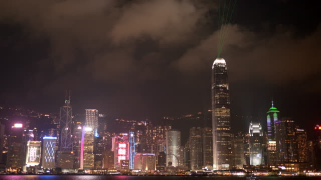 Laser-Show-am-Victoria-Harbour-und-die-Ifc-Gebäude-in-Hong-kong