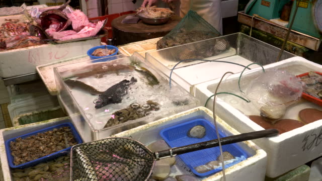 lebende-Meeresfrüchte-zum-Verkauf-an-Fa-Yuen-Markt-in-Hongkong
