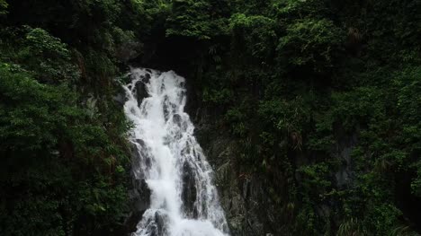 Vista-aérea-de-cascada-en-las-montañas-de-Selva-Tropical