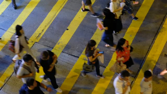 Beschäftigt-Fußgängerüberweg-in-Hong-Kong-bei-Nacht
