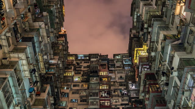 4K.-Zeit-verfallen-alte-Gemeinde,-Dichte-Wohngebäude-und-Ansicht-bunten-Mehrfamilienhaus-in-Hong-Kong-City