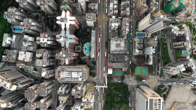 4-k-Antenne-direkt-über-Szene-der-überfüllten-Stadt-in-Hong-Kong-im-Tageslicht