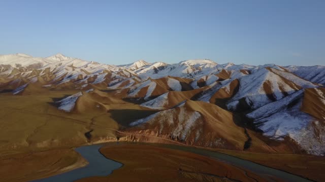 Paisaje-de-montaña-de-la-nieve-en-Xinjiang,-China