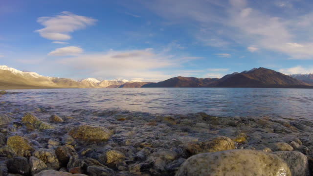 Wunderschönen-Sonnenaufgang-am-Pangong-Lake,-Leh-Ladakh,-Indien