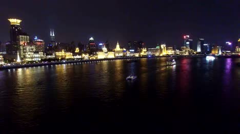 Luftaufnahme-des-Schiffes-läuft-am-Huangpu-River-bei-Nacht/Shanghai,-China