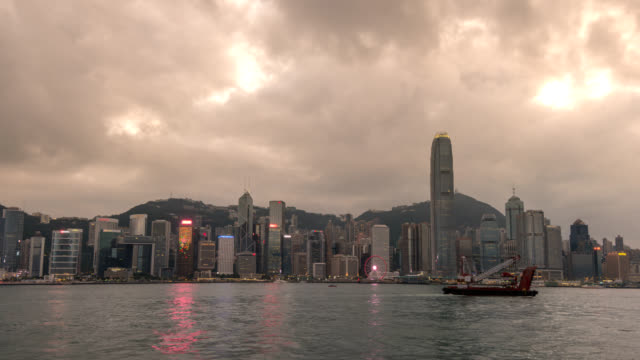 Lapso-de-tiempo-Hong-Kong-4K,-día-del-skyline-de-la-ciudad-a-noche-timelapse-en-la-bahía-de-Victoria