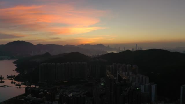 Vista-aérea-del-paisaje-urbano-de-Hong-Kong-en-puesta-del-sol.