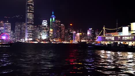 epische-Abend-Zeitraffer-von-bunten-Lichtshow-am-Hafen-von-Hongkong-Victoria